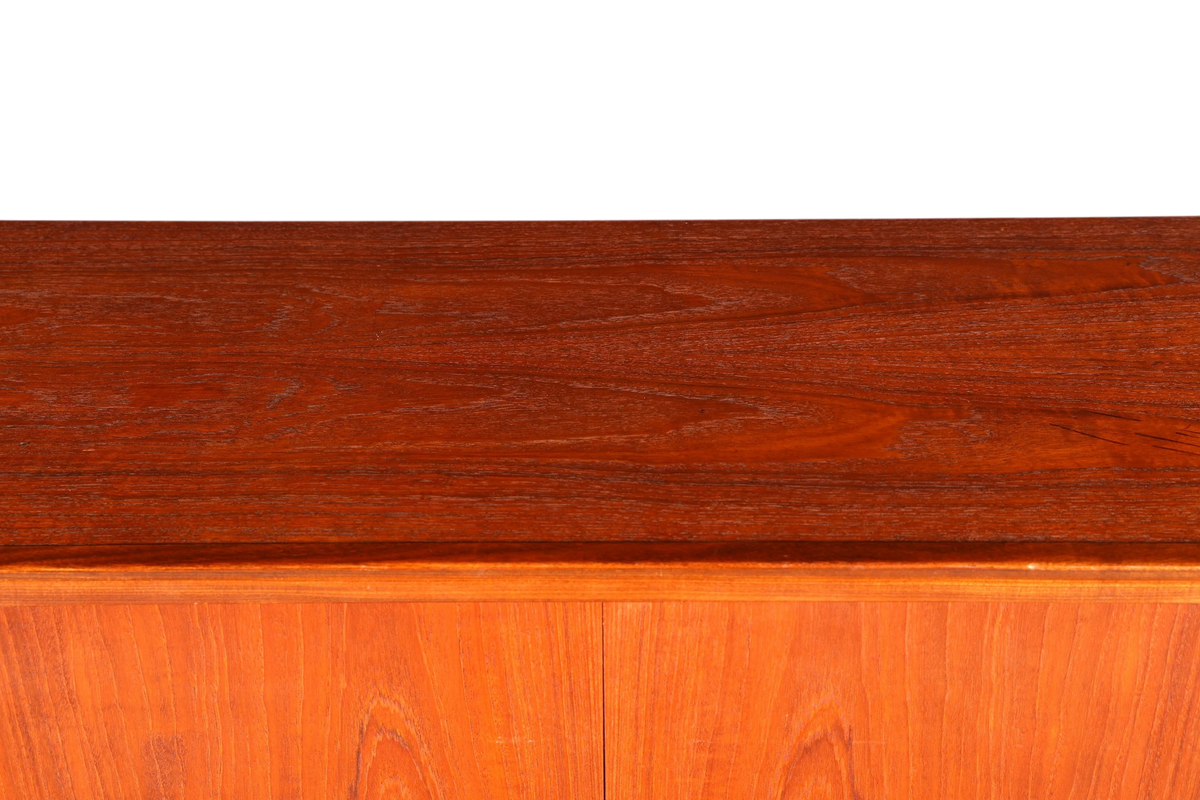 Hauptstadt Möblerei Mid Century Highboard aus massivem Teakholz mit detailreicher Maserung im Danish Design Stil