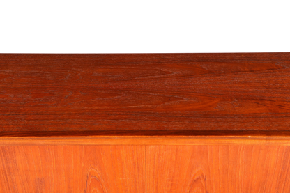 Hauptstadt Möblerei Mid Century Highboard aus massivem Teakholz mit detailreicher Maserung im Danish Design Stil