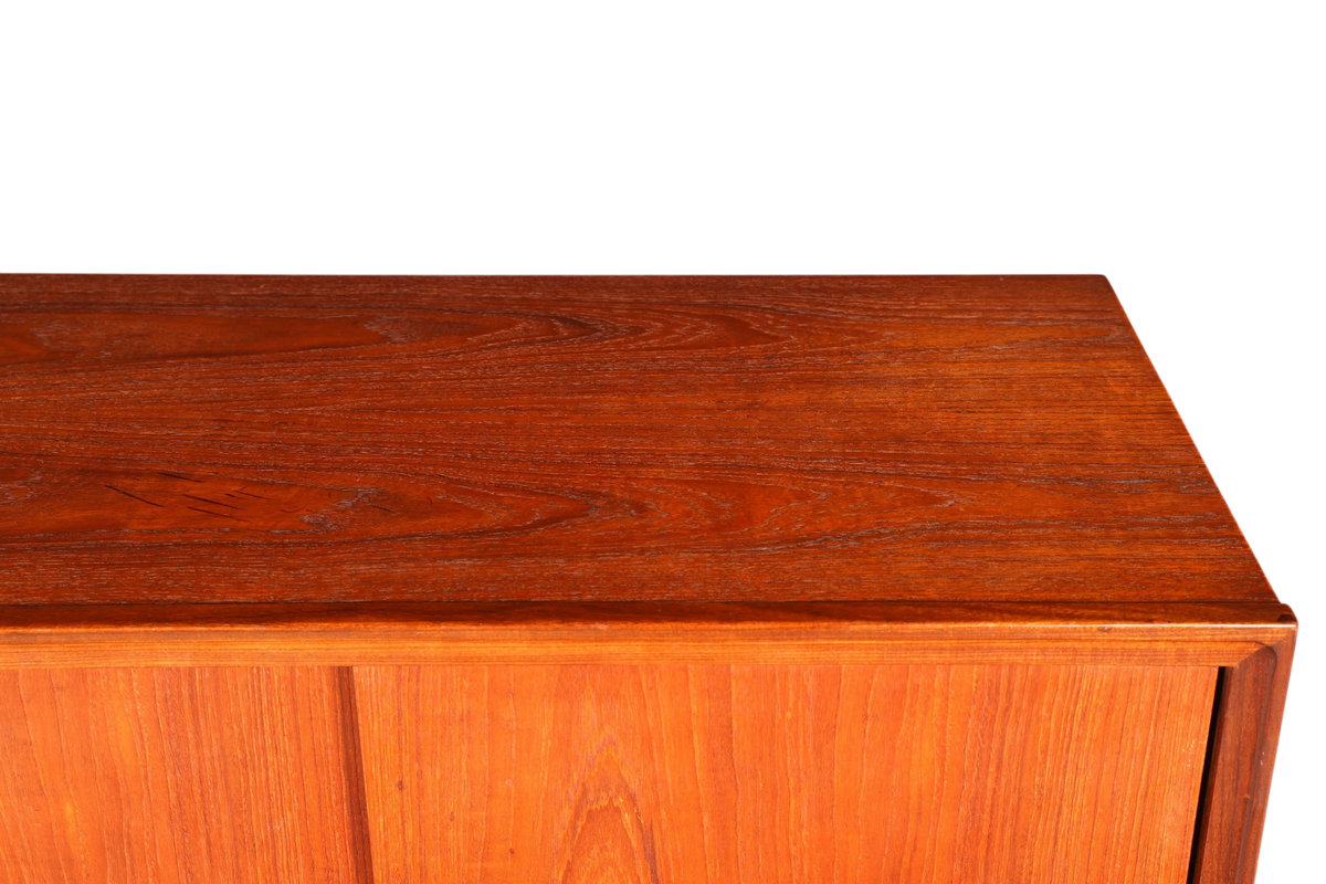 Hauptstadt Möblerei Mid Century Highboard aus Teakholz mit markanter Maserung im Danish Design Stil