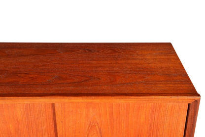 Hauptstadt Möblerei Mid Century Highboard aus Teakholz mit markanter Maserung im Danish Design Stil