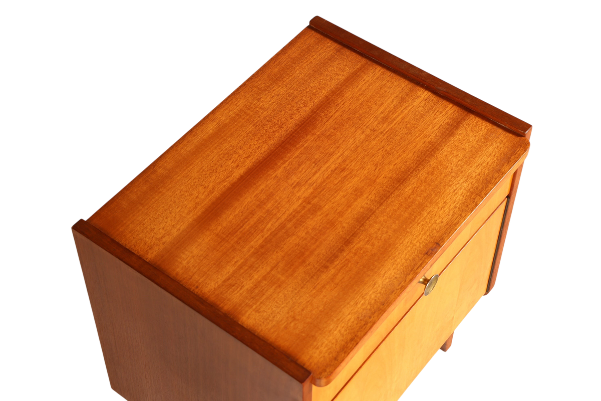 Hauptstadt Möblerei Mid Century Nachttisch aus Echtholz im Danish Design mit Messingknopf in Draufsicht