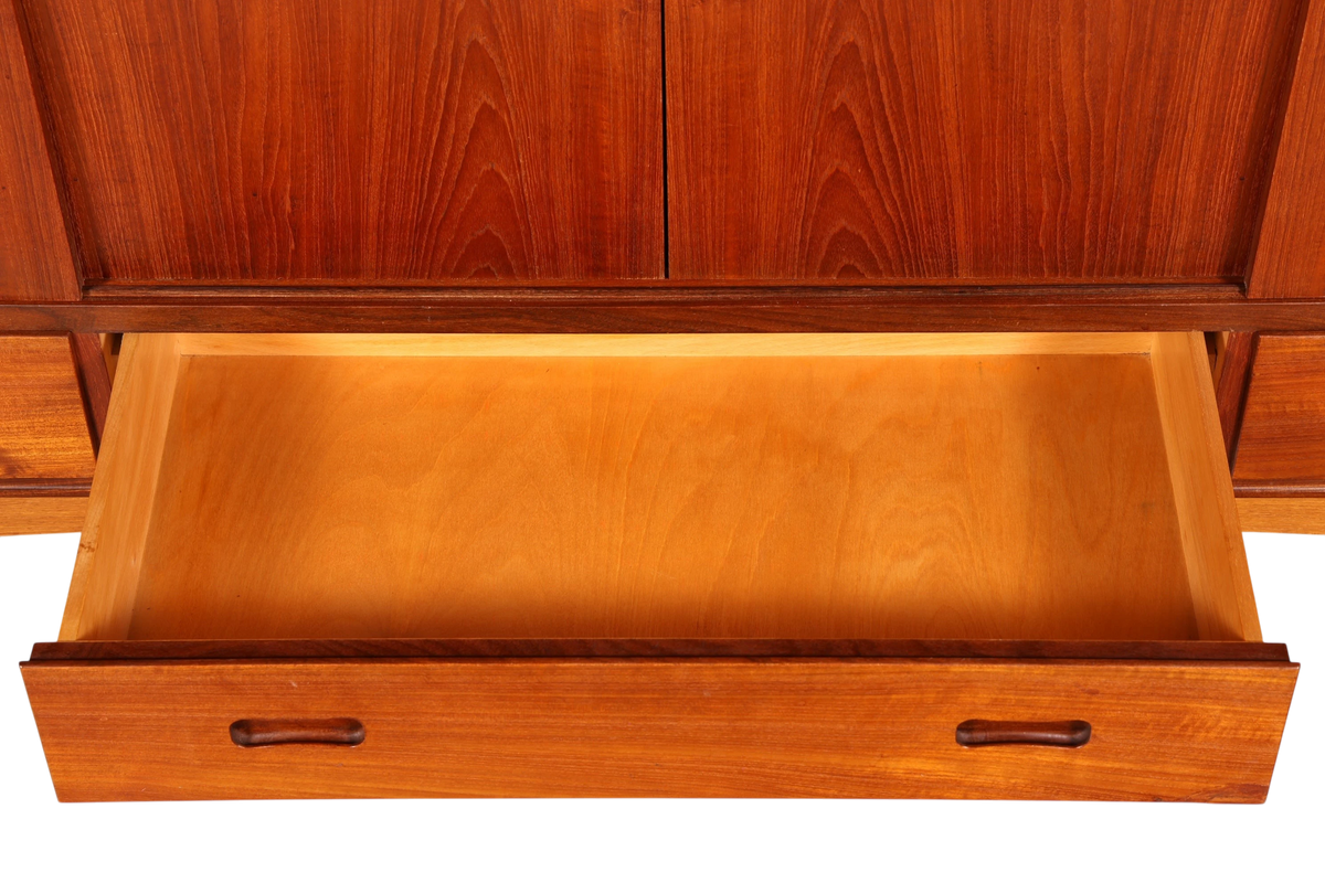 Hauptstadt Möblerei Mid Century Highboard aus Teakholz mit ausgezogener Schublade und schöner Holzmaserung