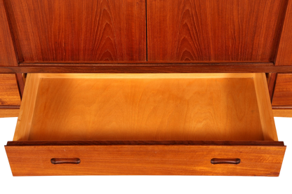 Hauptstadt Möblerei Mid Century Highboard aus Teakholz mit ausgezogener Schublade und schöner Holzmaserung
