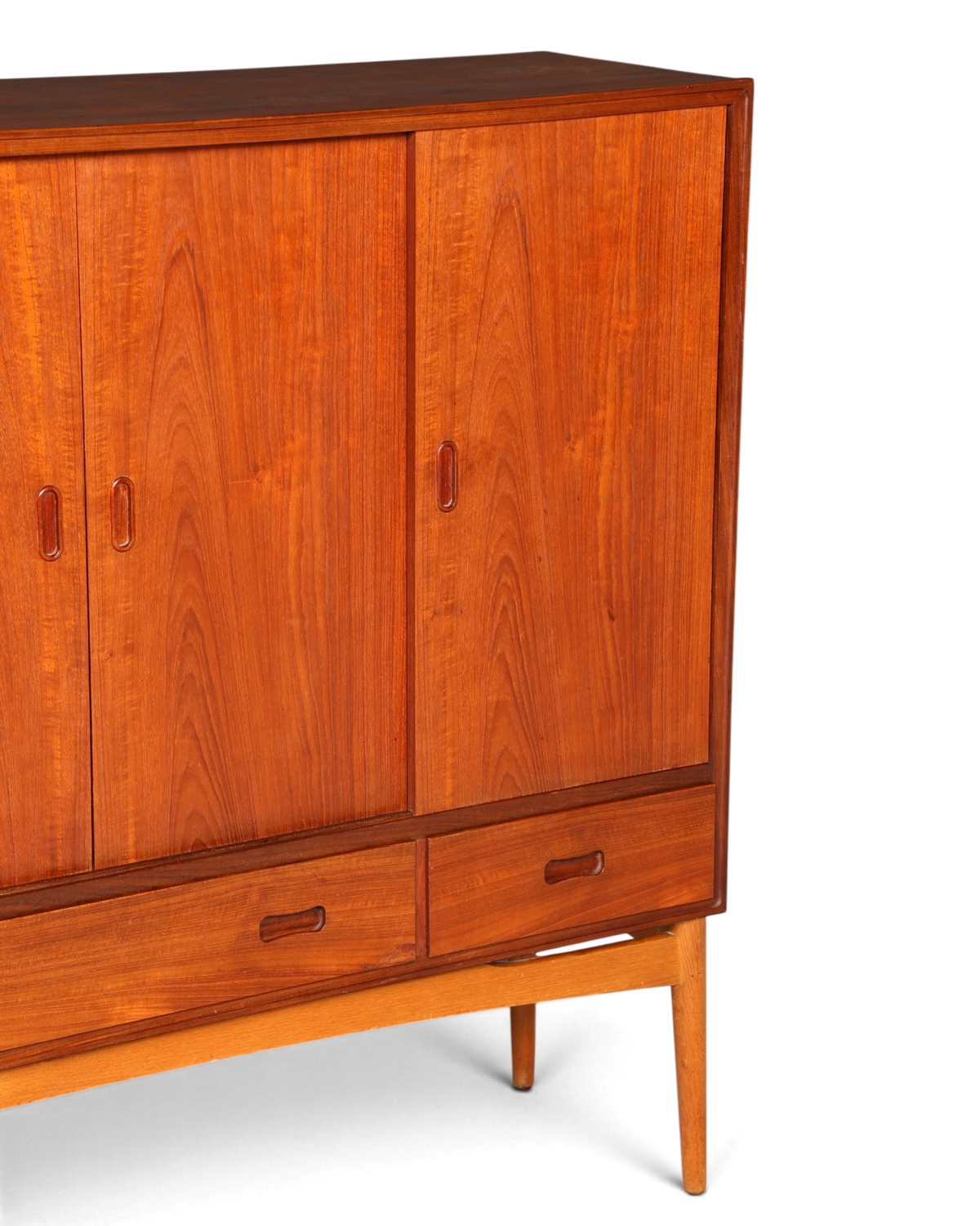 Hauptstadt Möblerei Mid Century Highboard aus Teakholz im Danish Design mit Schiebetüren und Schubladen