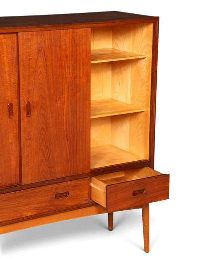 Hauptstadt Möblerei Mid Century Highboard aus Teakholz im Danish Design mit Schiebetüren und Schubladen