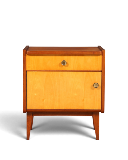 Hauptstadt Möblerei Mid Century Nachttisch aus Holz im Danish Design mit Schublade, Türfach und Messingknöpfen