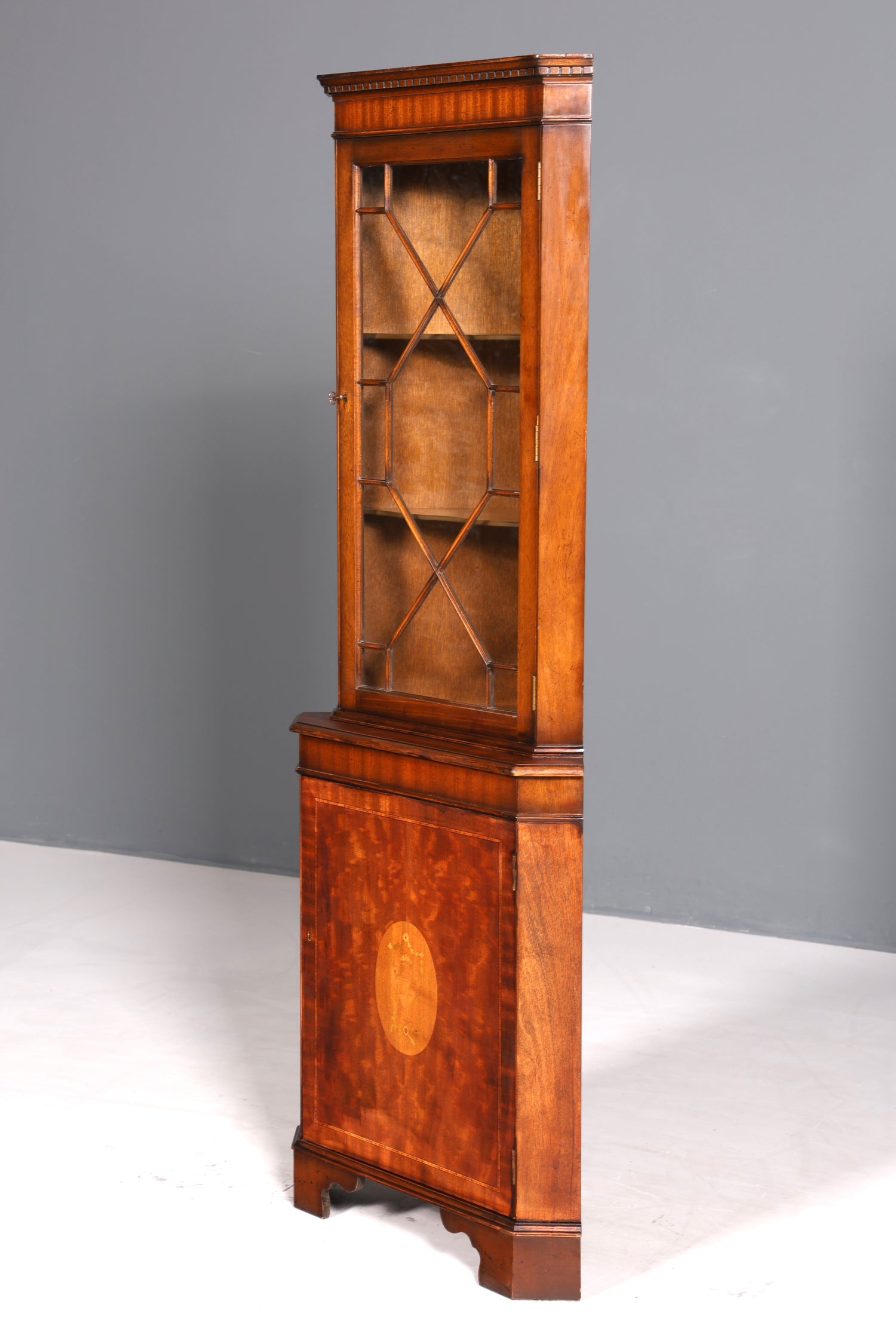 Wunderschöne Englische Eckvitrine Antik 60s echt Holz Schrank Eckschrank Glasvitrine