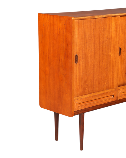 Hauptstadt Möblerei Mid Century Highboard aus Teakholz mit Schiebetüren und konischen Beinen im Danish Design
