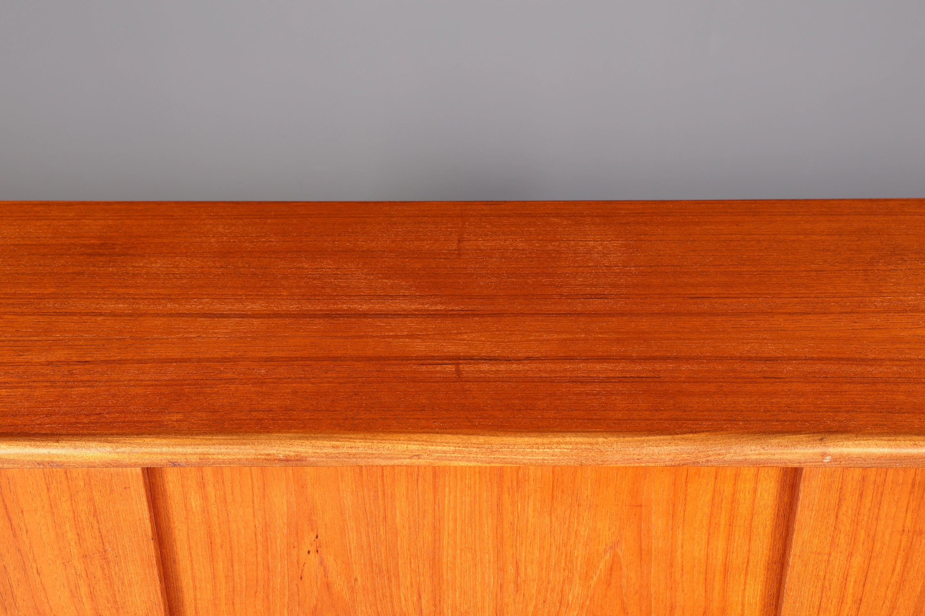 Stilvolles Mid Century Highboard Teak Holz Danish Design Sideboard Schrank Vintage Kommode Skandinavisch