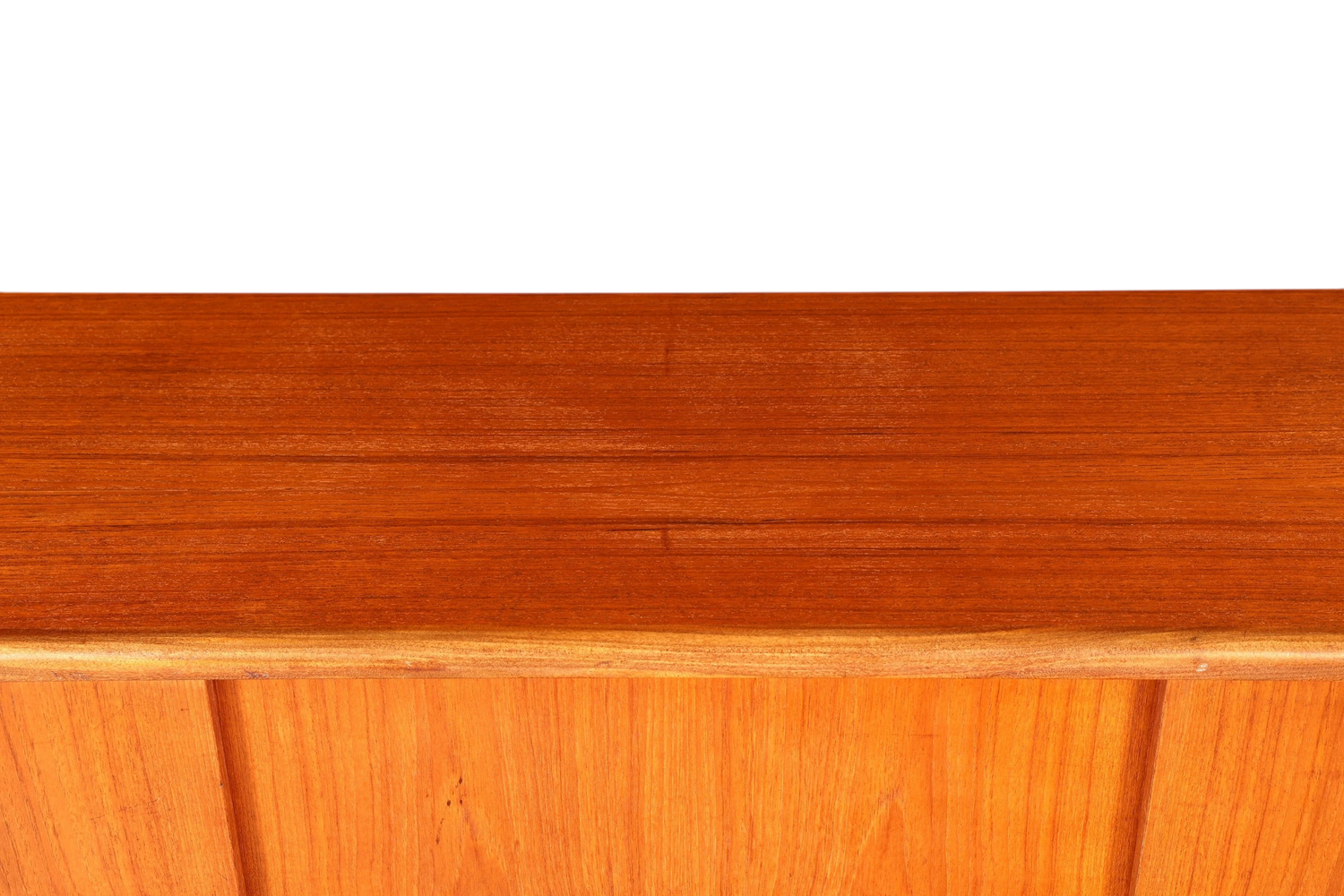 Hauptstadt Möblerei Mid Century Highboard aus Teakholz mit markanter Maserung im skandinavischen Danish Design Stil