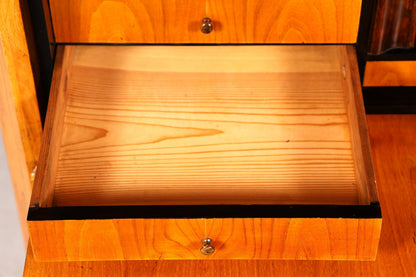 Geöffnete Schublade eines antiken Hauptstadt Möblerei Biedermeier Sekretärs aus hellem Holz mit schöner Maserung