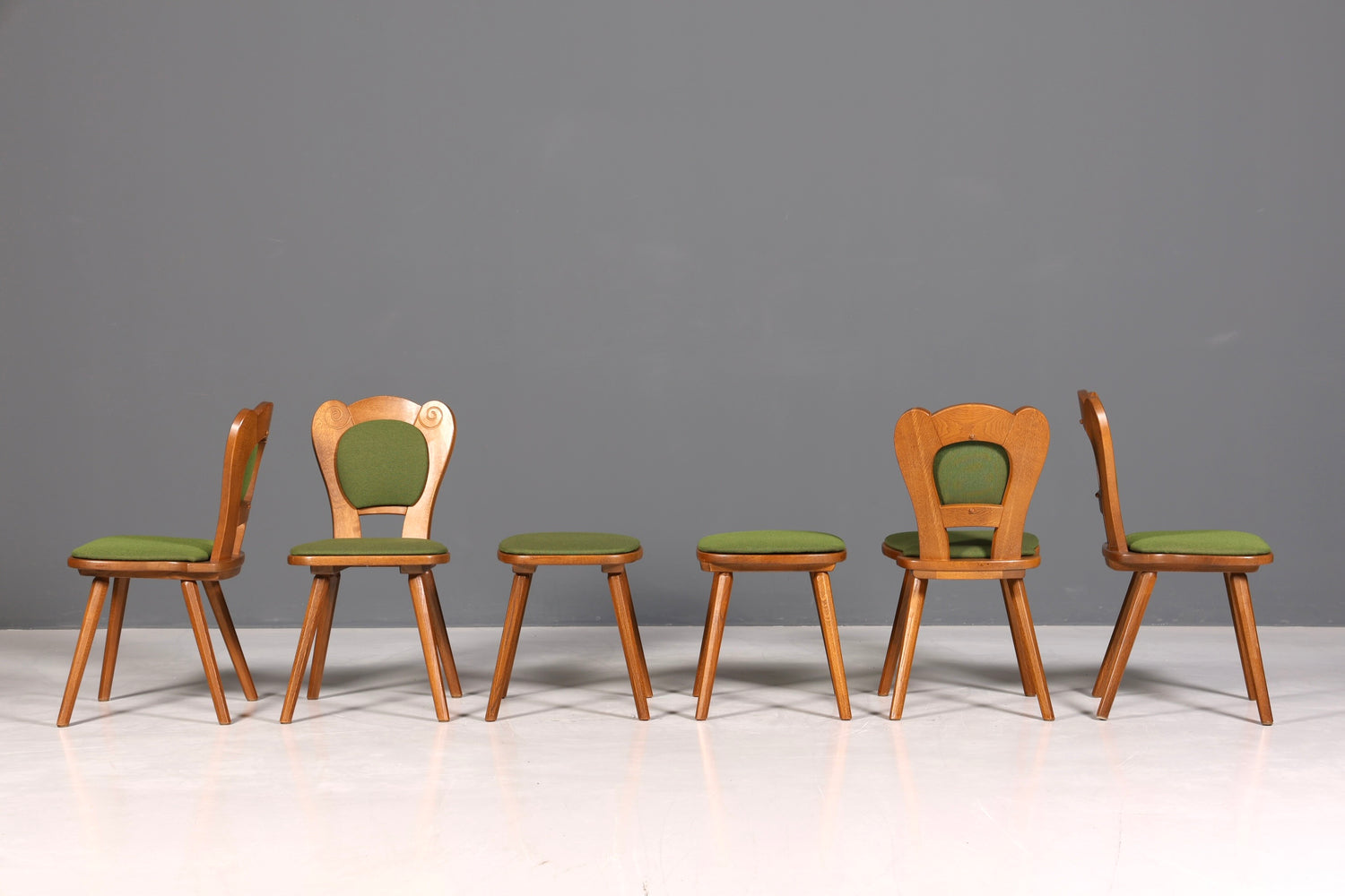 4x Schlichte Landhausstil Stühle mit zwei Hocker Retro Stuhlset Antik Stil Eiche Küchenstühle Bauernstühle Esszimmer Stühle