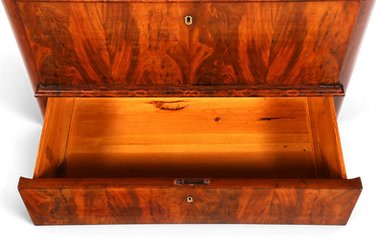 Hauptstadt Möblerei Louis Philippe Kommode aus Nussbaum mit offener Schublade und sichtbarer Holzmaserung um 1890