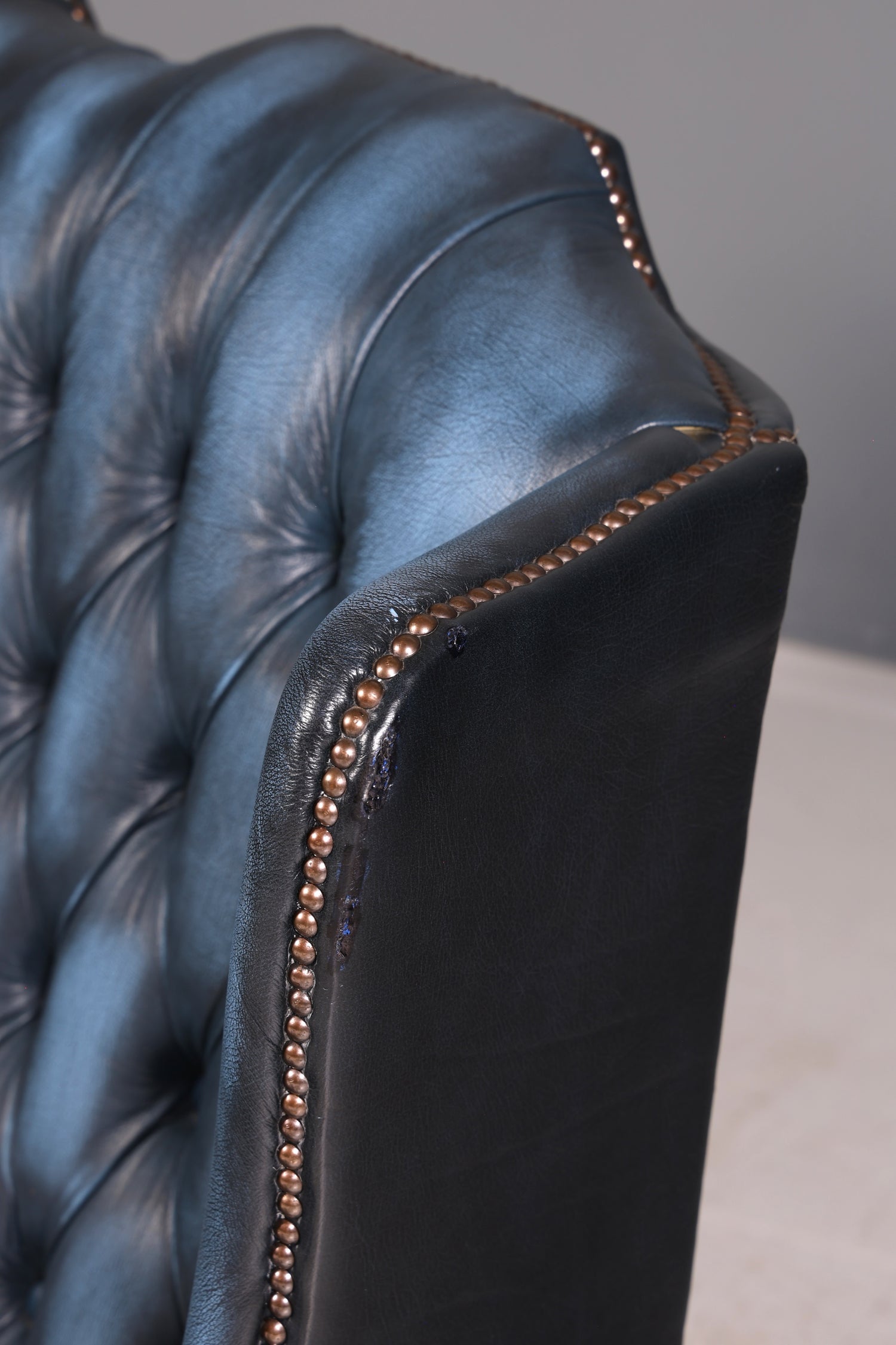 Wunderschönes Original Chesterfield 3-Sitzer Sofa Queen Anne Blau Englische Leder Couch England Polstersofa