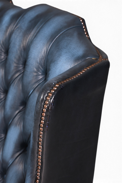 Hauptstadt Möblerei blaues Chesterfield Sofa aus Echtleder mit klassischer Knopfheftung und dekorativen Ziernägeln