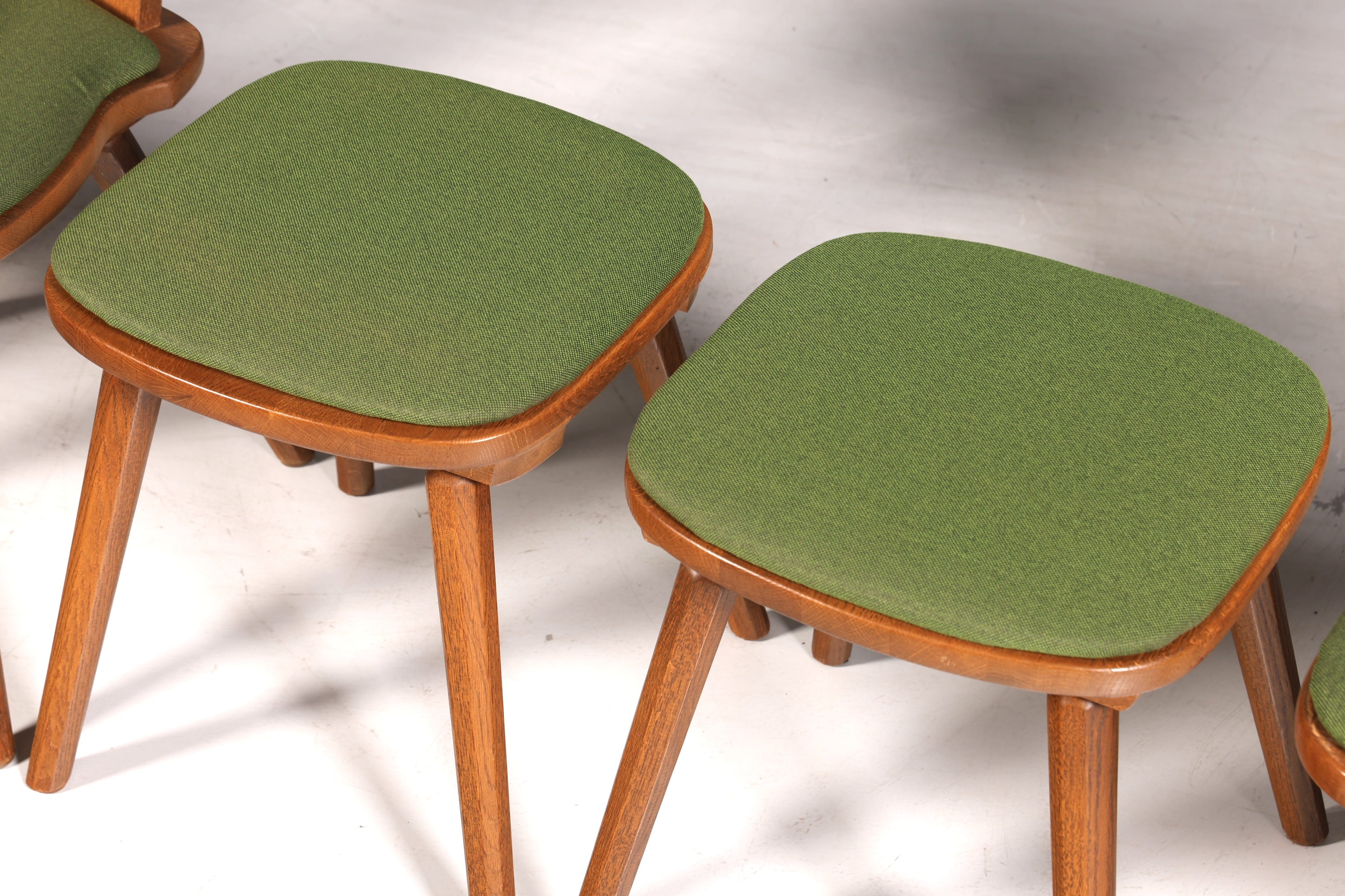 4x Schlichte Landhausstil Stühle mit zwei Hocker Retro Stuhlset Antik Stil Eiche Küchenstühle Bauernstühle Esszimmer Stühle