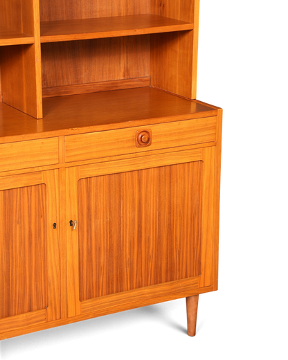 Hauptstadt Möblerei Mid Century Regal aus Holz mit Schublade und Schranktüren im skandinavischen Danish Design Stil