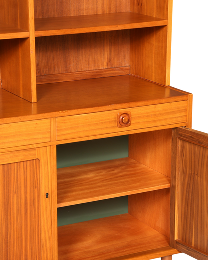 Hauptstadt Möblerei Mid Century Regal im Danish Design aus Holzfurnier mit Schrankfach und höhenverstellbaren Böden