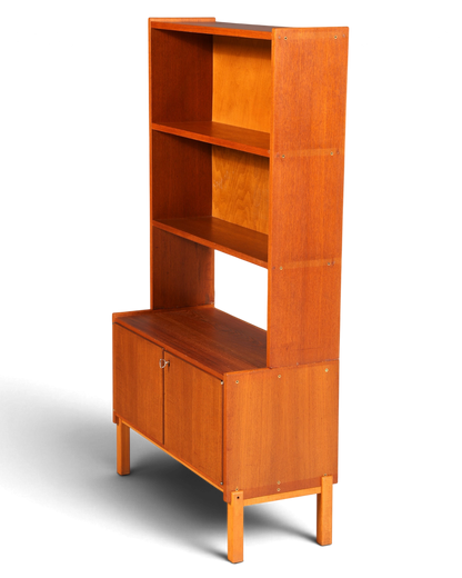 Hauptstadt Möblerei Mid Century Regal aus massivem Holz im Danish Design mit verstellbaren Böden und Schrankfach