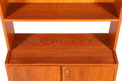 Hauptstadt Möblerei Mid Century Regal aus massivem Holz mit offener Ablage und abschließbarem Schrankfach