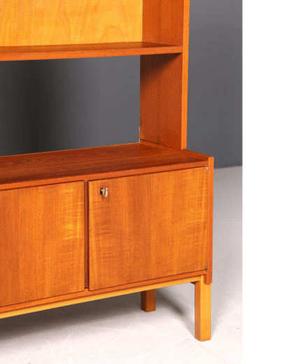 Hauptstadt Möblerei Mid Century Regal aus massivem Holz im Danish Design mit Schranktüren und Schlüssel
