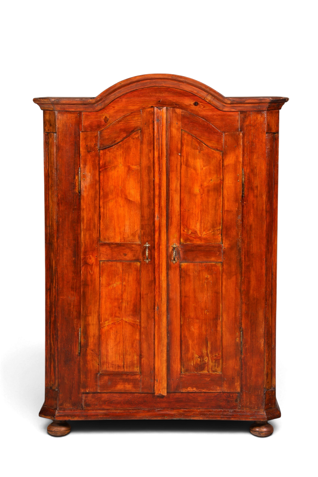 Hauptstadt Möblerei antiker Barock Bauernschrank aus Massivholz mit geschwungenem Giebel und warmer Patina
