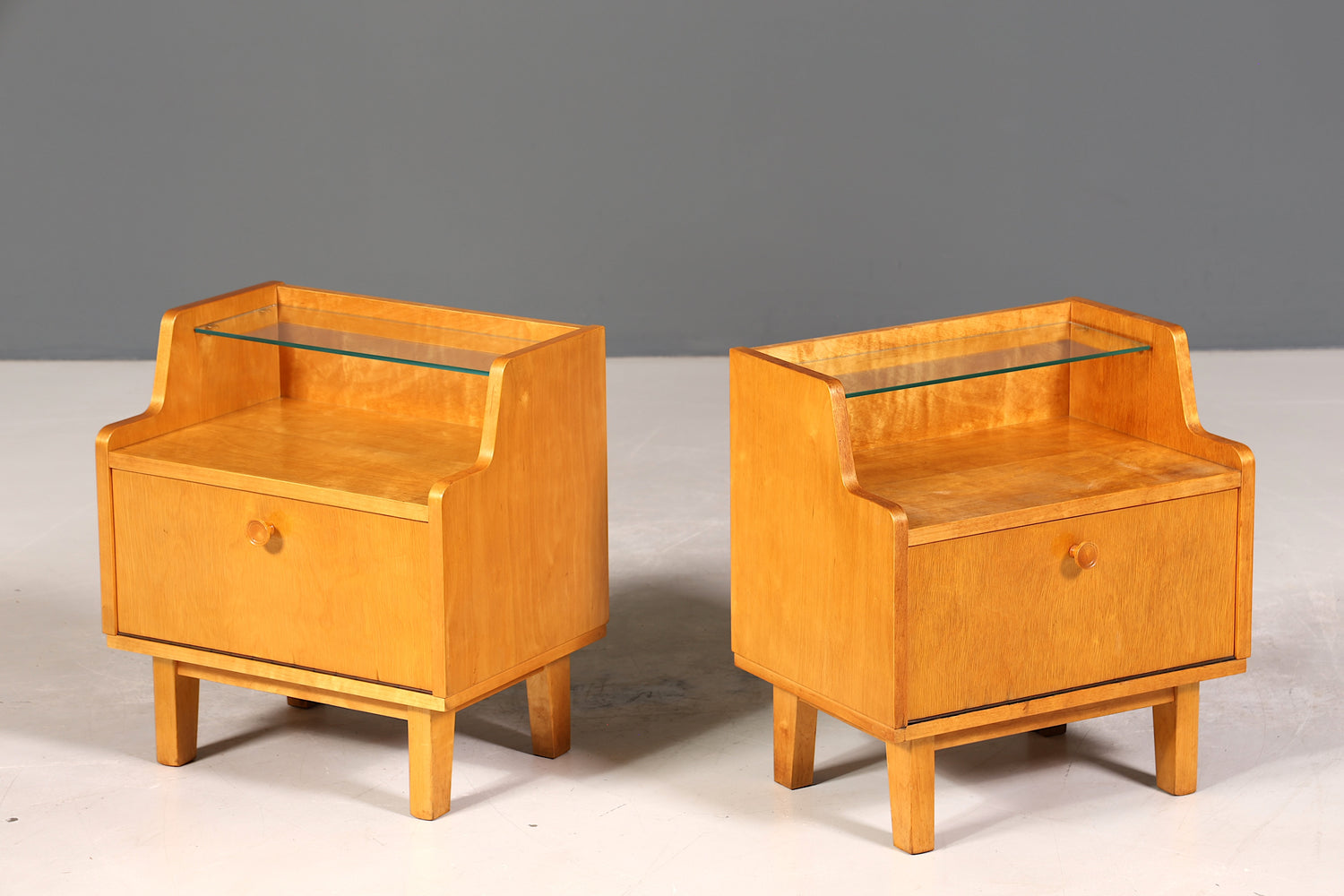 Schlichte Mid Century Kommode Vintage Klappschränkchen Danish Design Nachttisch 1 von 2