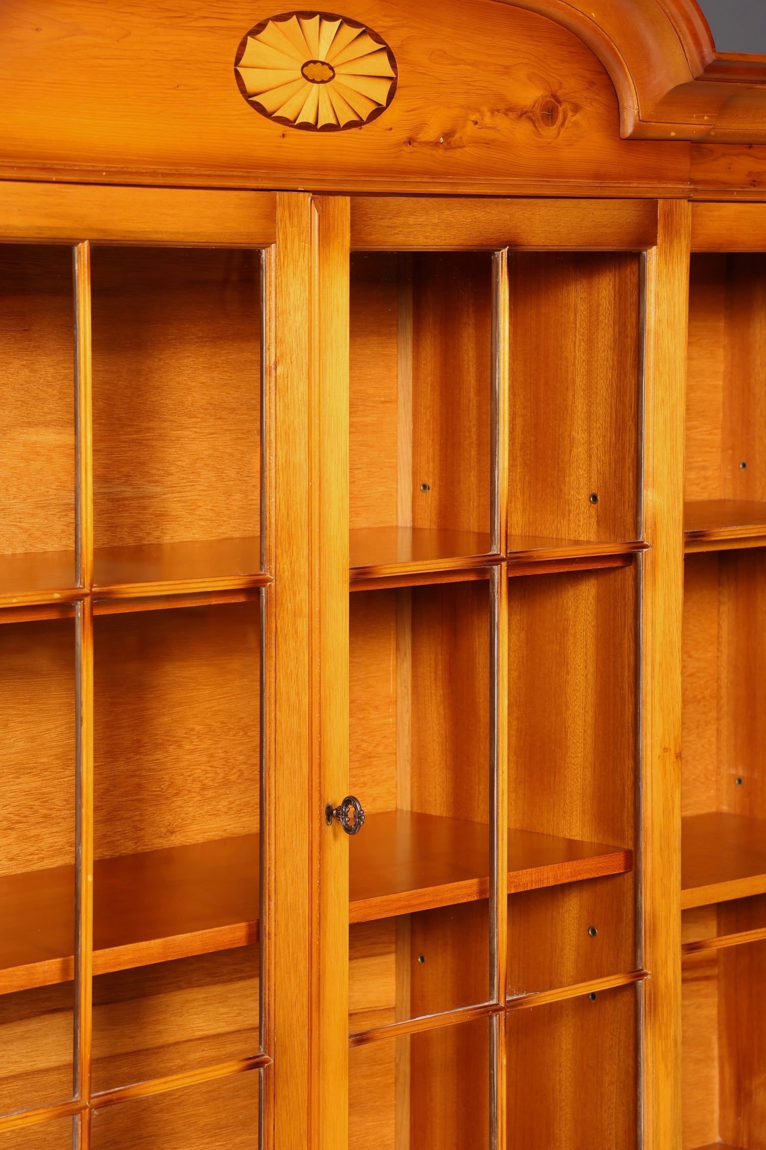 Wunderschöne Englische Vitrine Bücherschrank Eibe Bibliothek Glasvitrine Buffet Vitrinenschrank Antik
