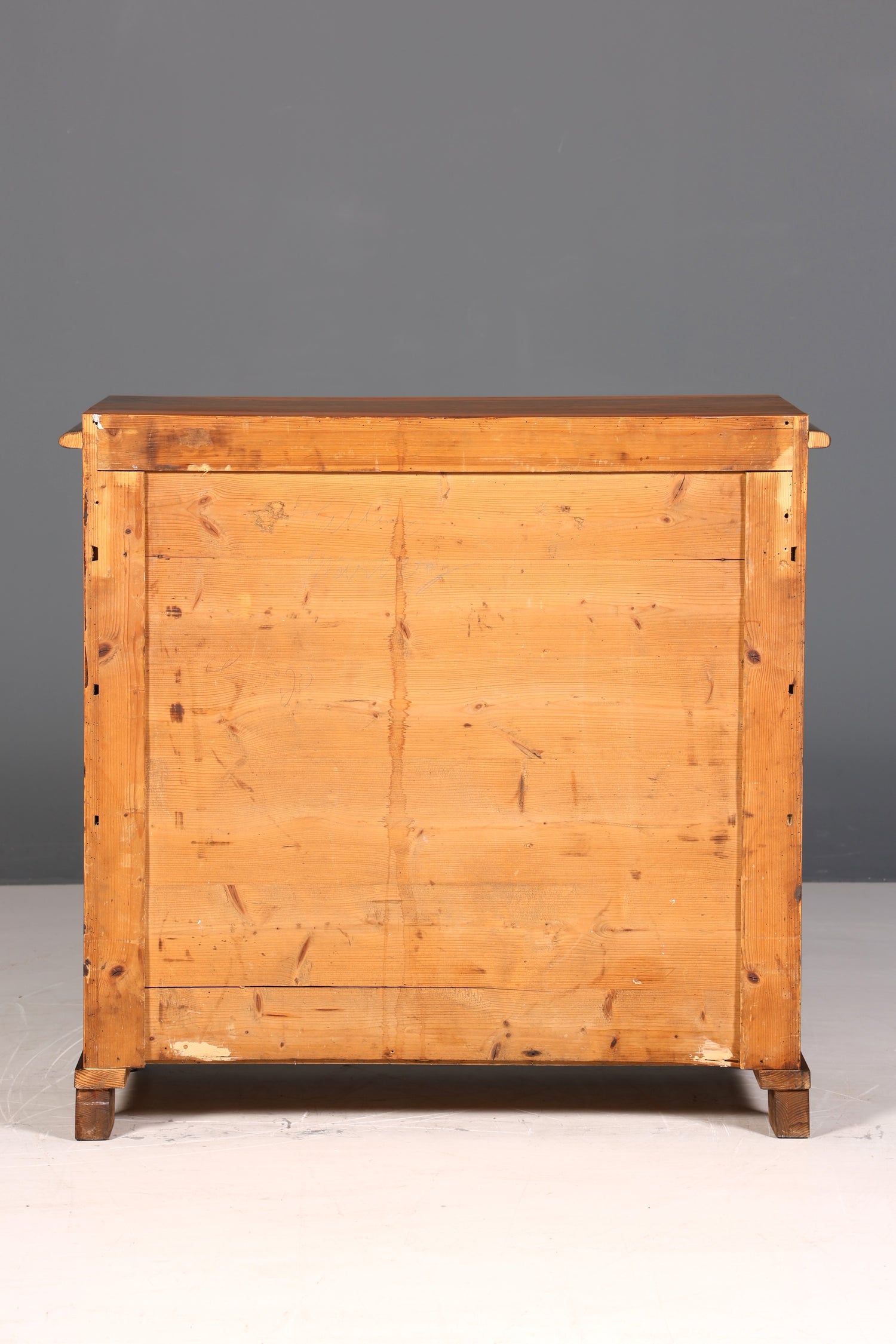 Beautiful Gründerzeit (late 19th-century) cabinet, Louis Philippe walnut chest of drawers, circa 1880