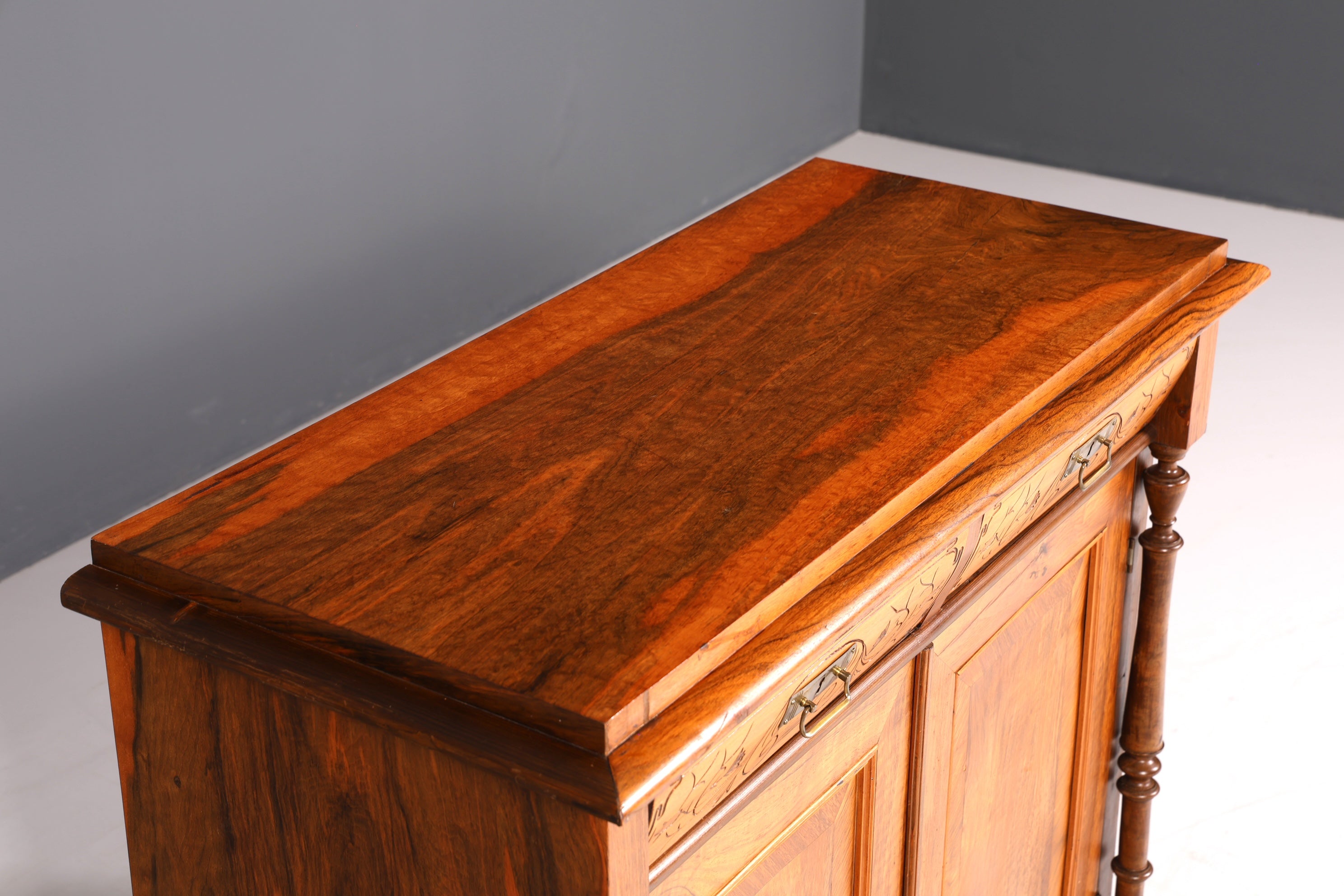 Beautiful Gründerzeit (late 19th-century) cabinet, Louis Philippe walnut chest of drawers, circa 1880