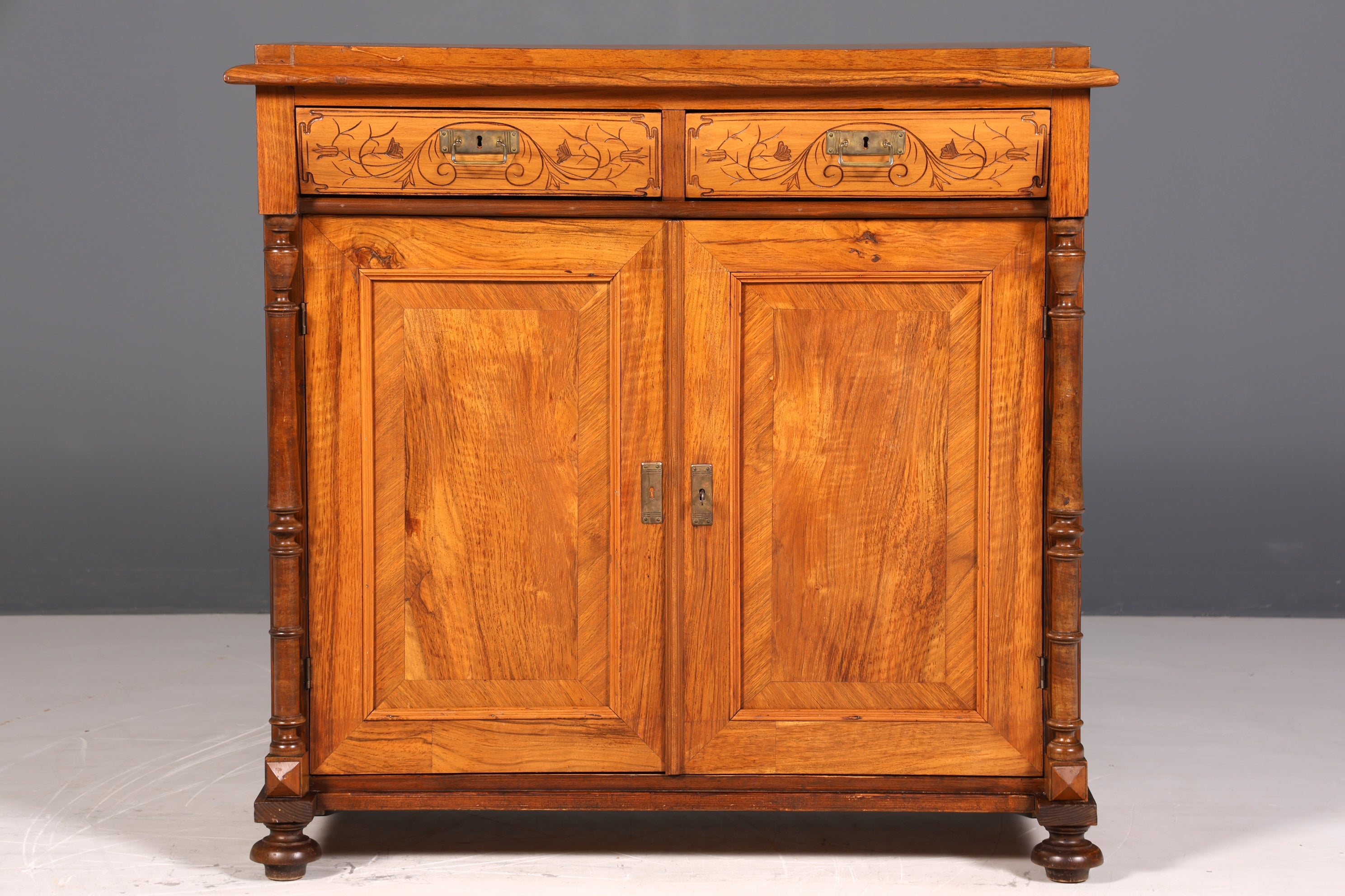 Beautiful Gründerzeit (late 19th-century) cabinet, Louis Philippe walnut chest of drawers, circa 1880