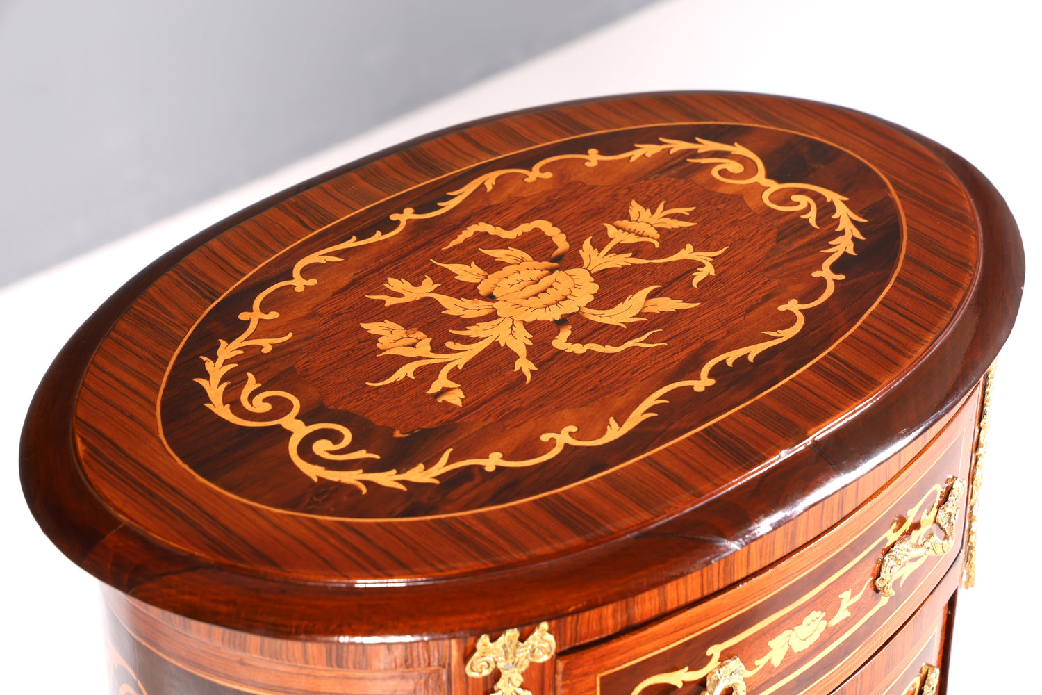 Beautiful oval Baroque style chest of drawers, vertico with inlaid details, 7 drawers