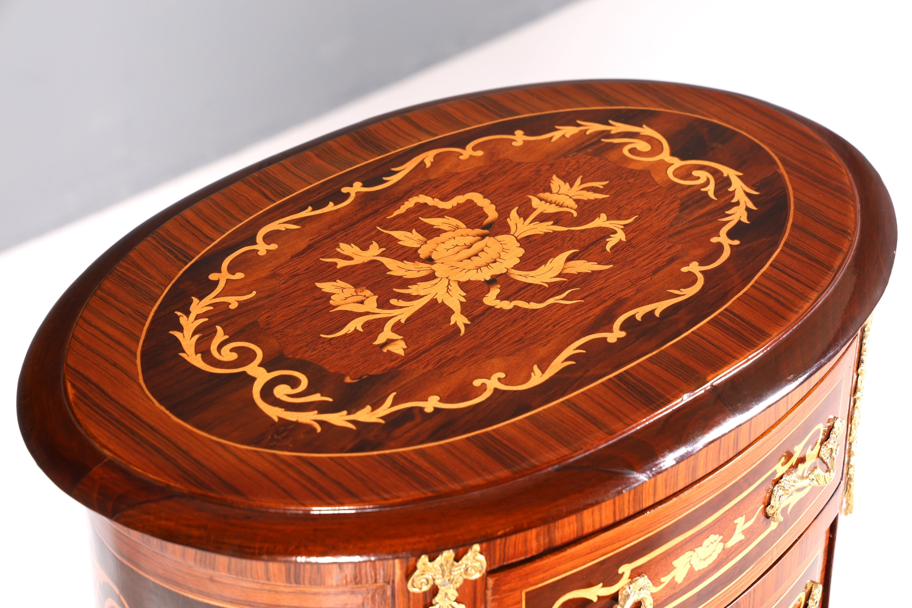Beautiful oval Baroque style chest of drawers, vertico with inlaid details, 7 drawers