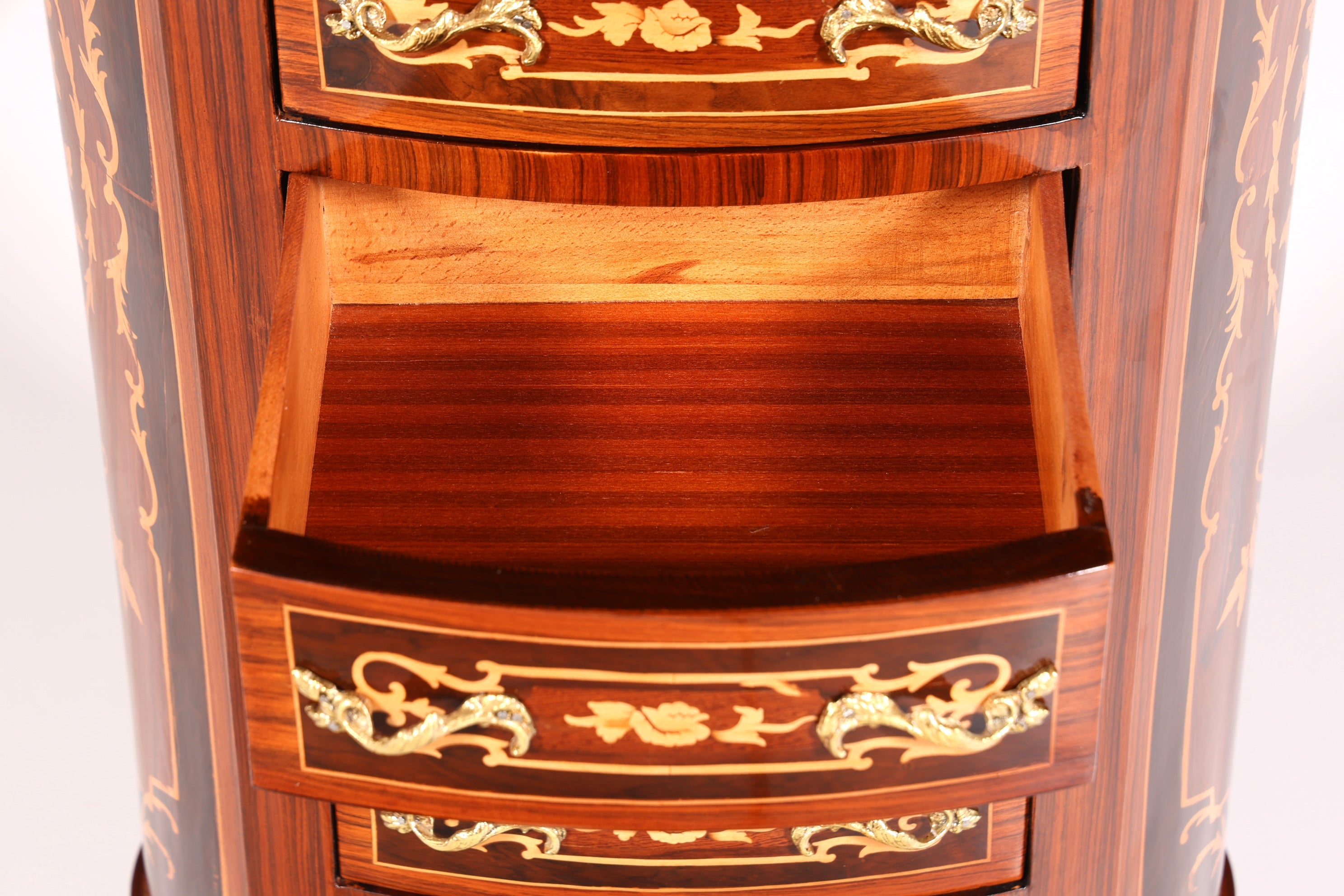 Beautiful oval Baroque style chest of drawers, vertico with inlaid details, 7 drawers