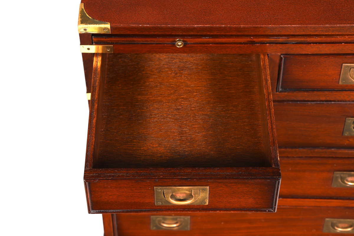 Hauptstadt Möblerei maritime Military Chest Kommode aus Massivholz mit Messingbeschlägen und offener Schublade