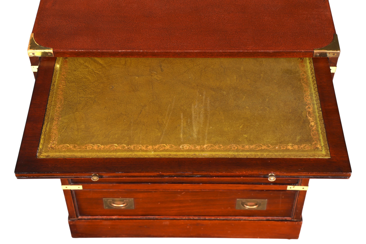 Hauptstadt Möblerei Military Chest Kommode aus massivem Holz mit ausziehbarer Ablage und grünem Lederbezug