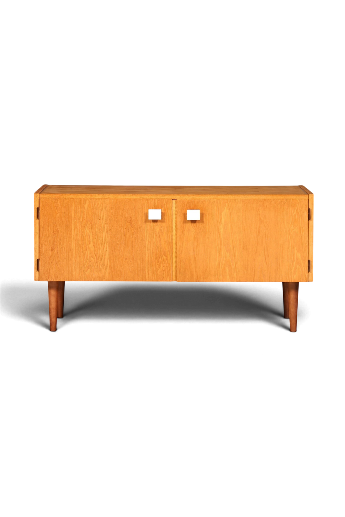 Hauptstadt Möblerei Hellerau Mid Century Kommode Modell 427 aus hellem Echtholz mit zwei Türen und konischen Beinen
