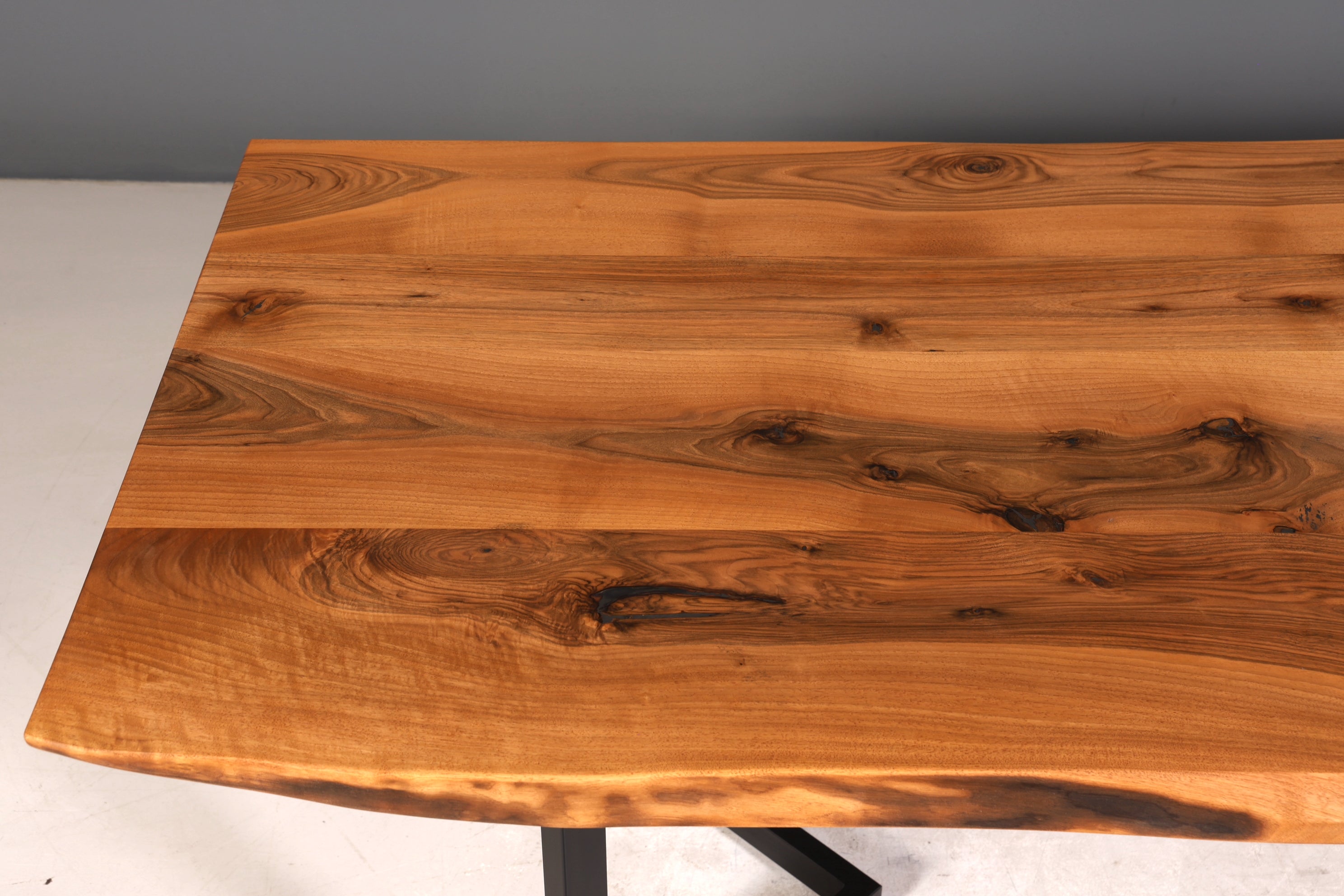 Wunderschöner Nussbaum Tisch 240cm-95cm Esszimmer Tisch Baumkanten Platte massiv Holz Küchentisch