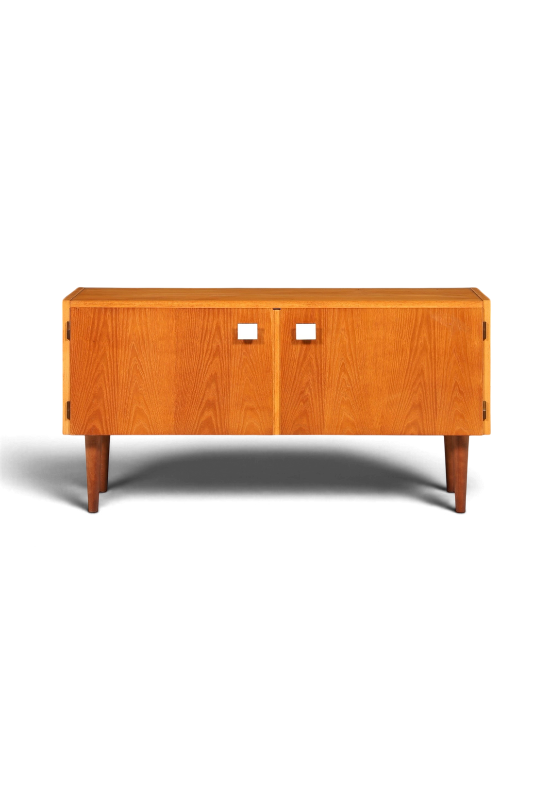 Hauptstadt Möblerei Hellerau Mid Century Kommode Modell 427 aus Holz mit zwei Türen und weißen Griffen