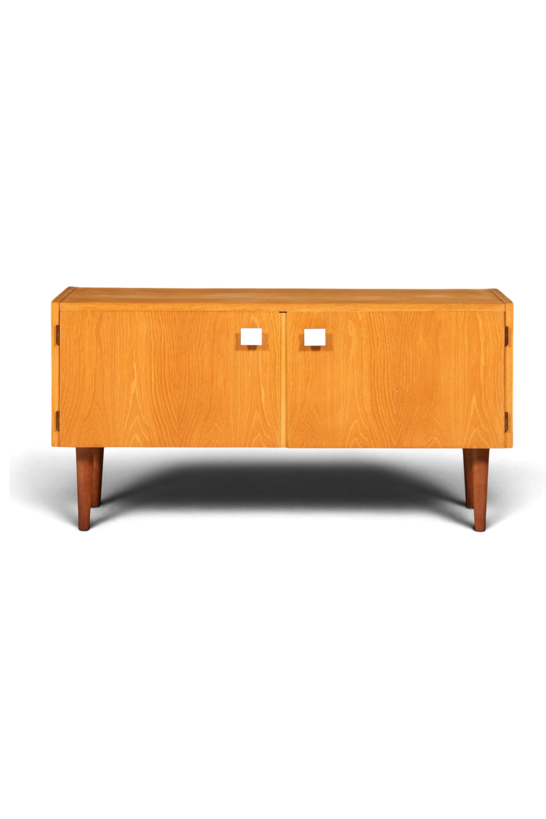 Hauptstadt Möblerei Hellerau Mid Century Kommode Modell 427 aus hellem Echtholz mit zwei Türen und konischen Beinen