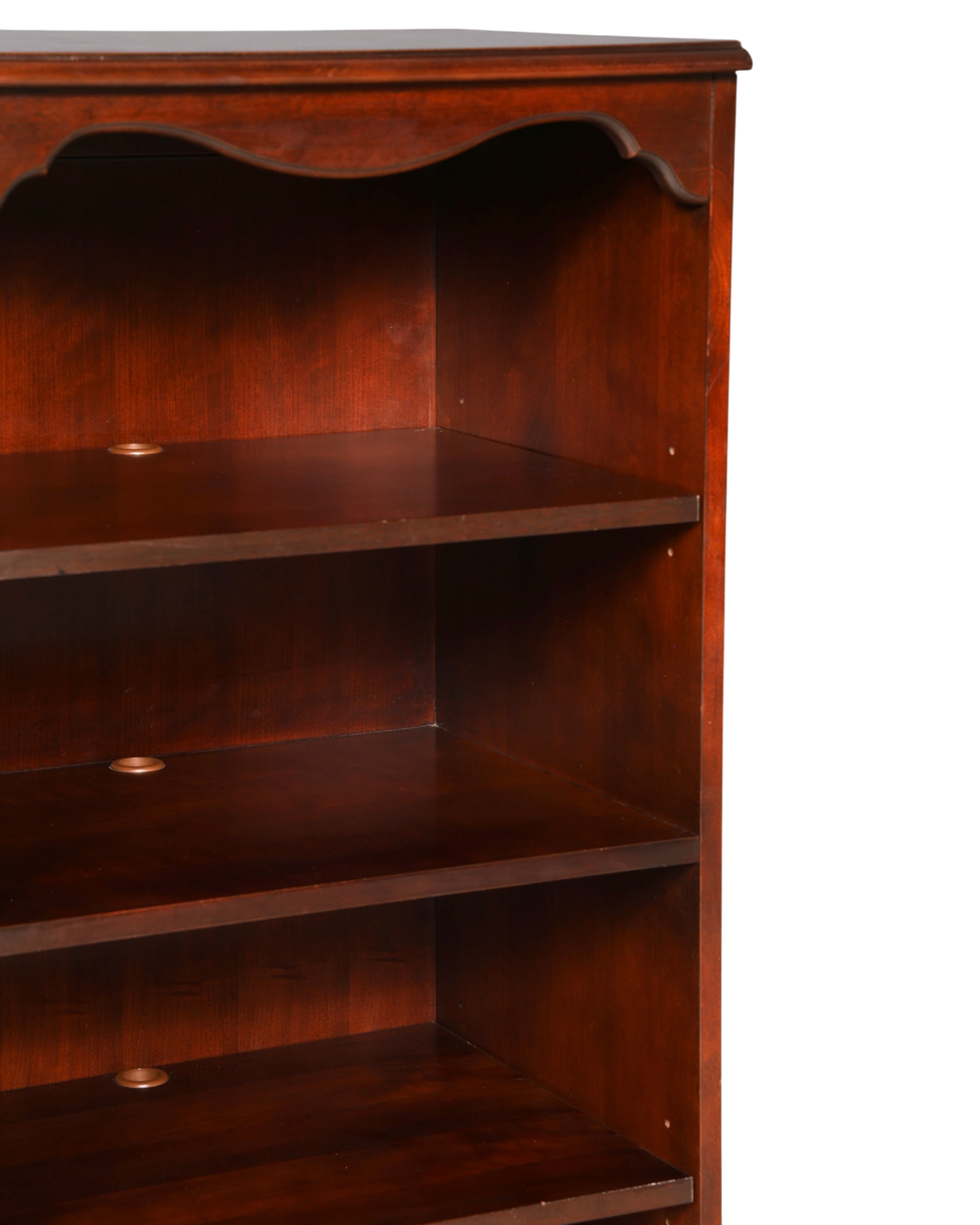 Hauptstadt Möblerei Drexel Heritage Bücherregal aus massivem dunklem Holz mit geschwungenem Zierbogen
