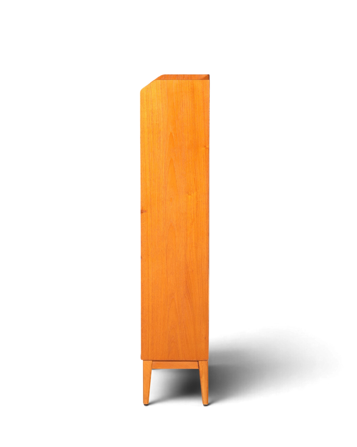 Hauptstadt Möblerei Mid Century Regal aus massivem Holz mit schmaler Silhouette und konischen Beinen in Seitenansicht