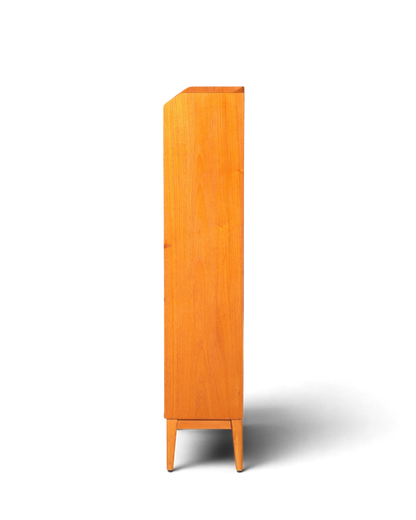Hauptstadt Möblerei Mid Century Regal aus massivem Holz mit schmaler Silhouette und konischen Beinen in Seitenansicht