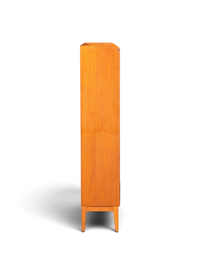 Hauptstadt Möblerei Mid Century Regal aus massivem Holz mit schmaler Form und eleganter Maserung im 60er Jahre Design