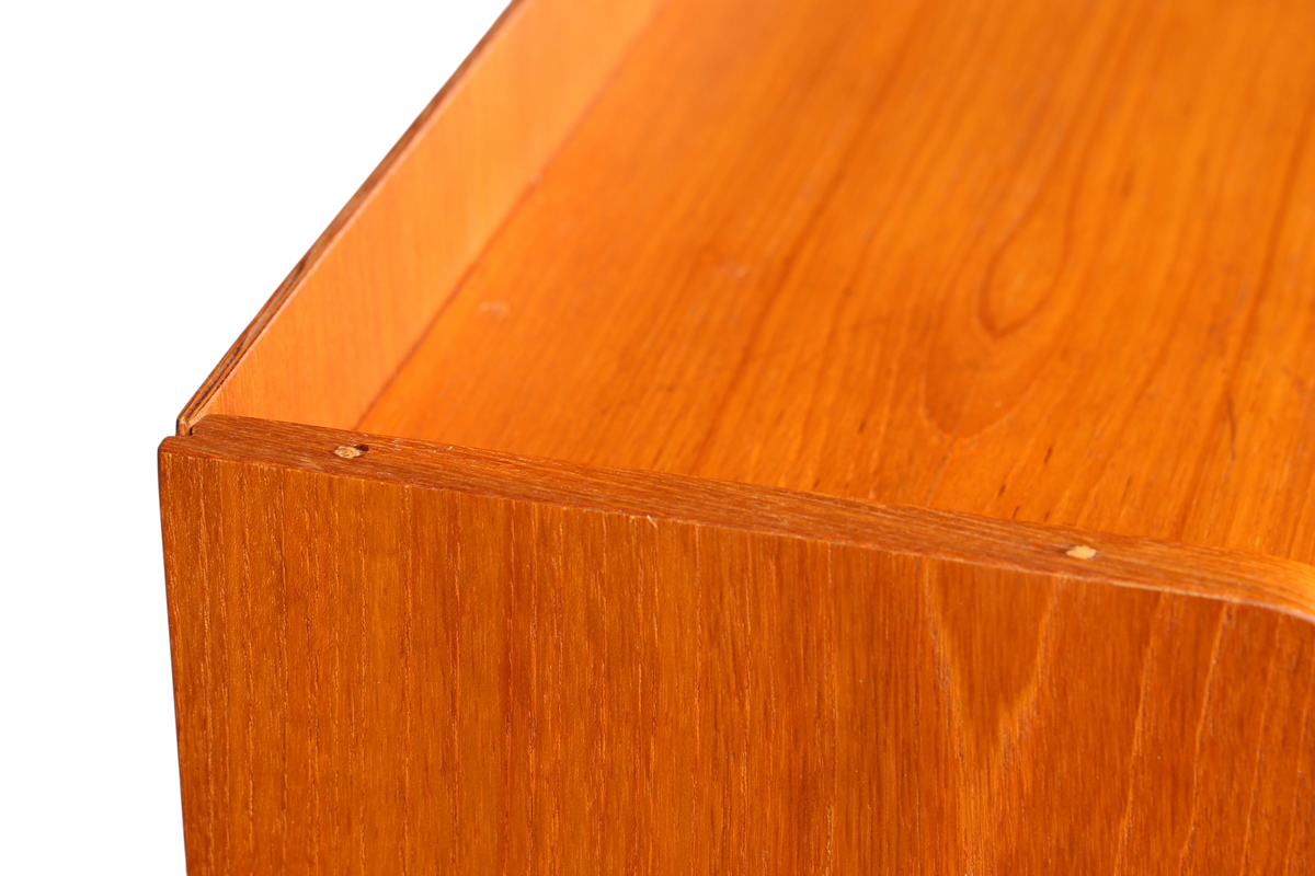 Hauptstadt Möblerei Mid Century Regal aus massivem Holz mit sichtbarer Maserung und klassischem 60er Jahre Design