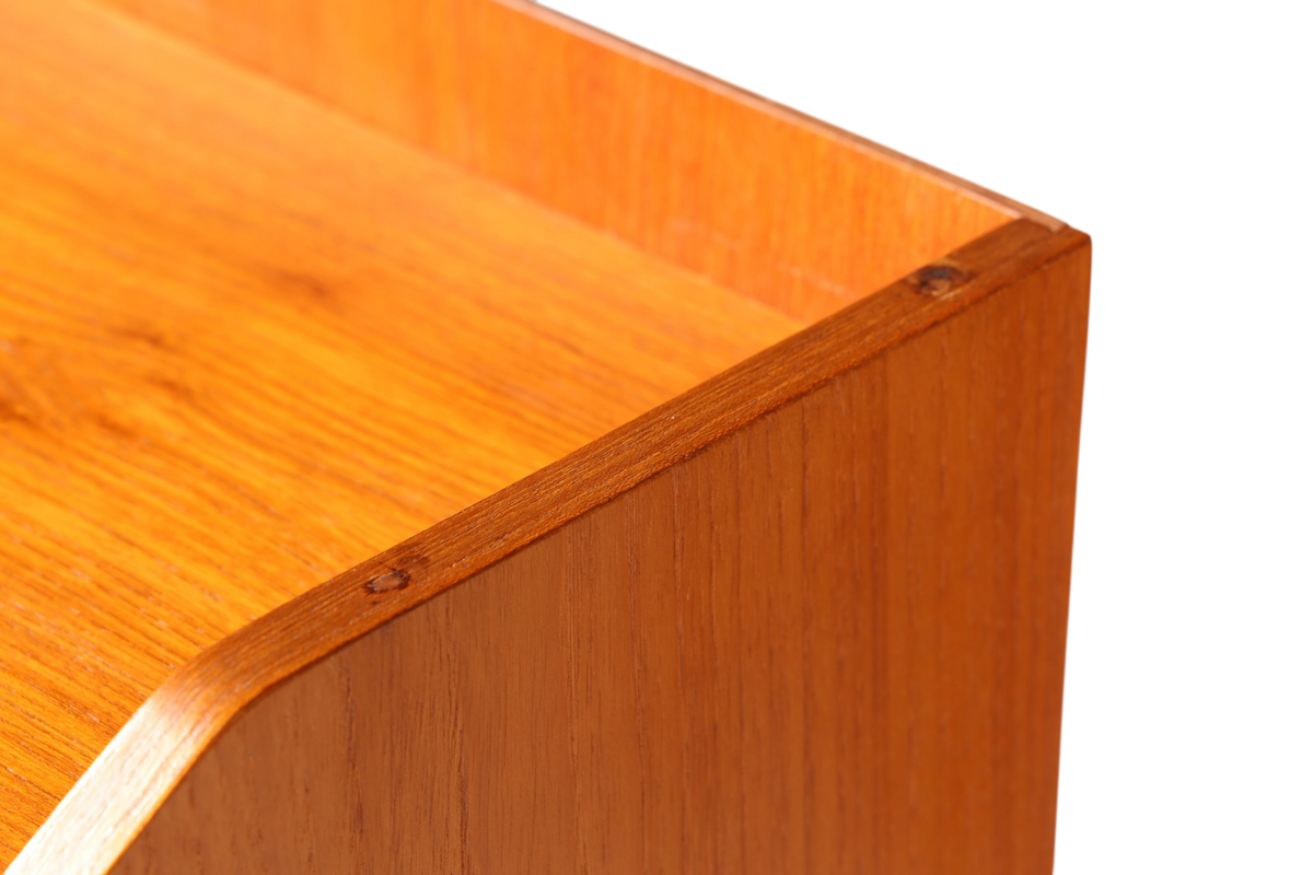 Hauptstadt Möblerei Mid Century Regal aus massivem Holz mit schöner Maserung und klassischem 60er Jahre Design