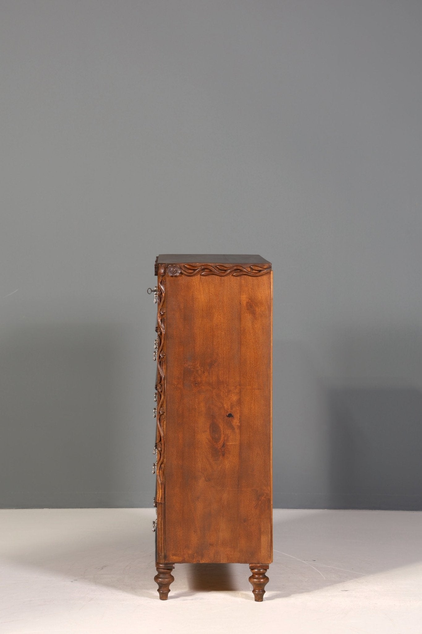 Wunderschöne Gründerzeit Kommode Louis Philippe Nussbaum Sideboard um 1880 Schnitzerei Schubladenkommode