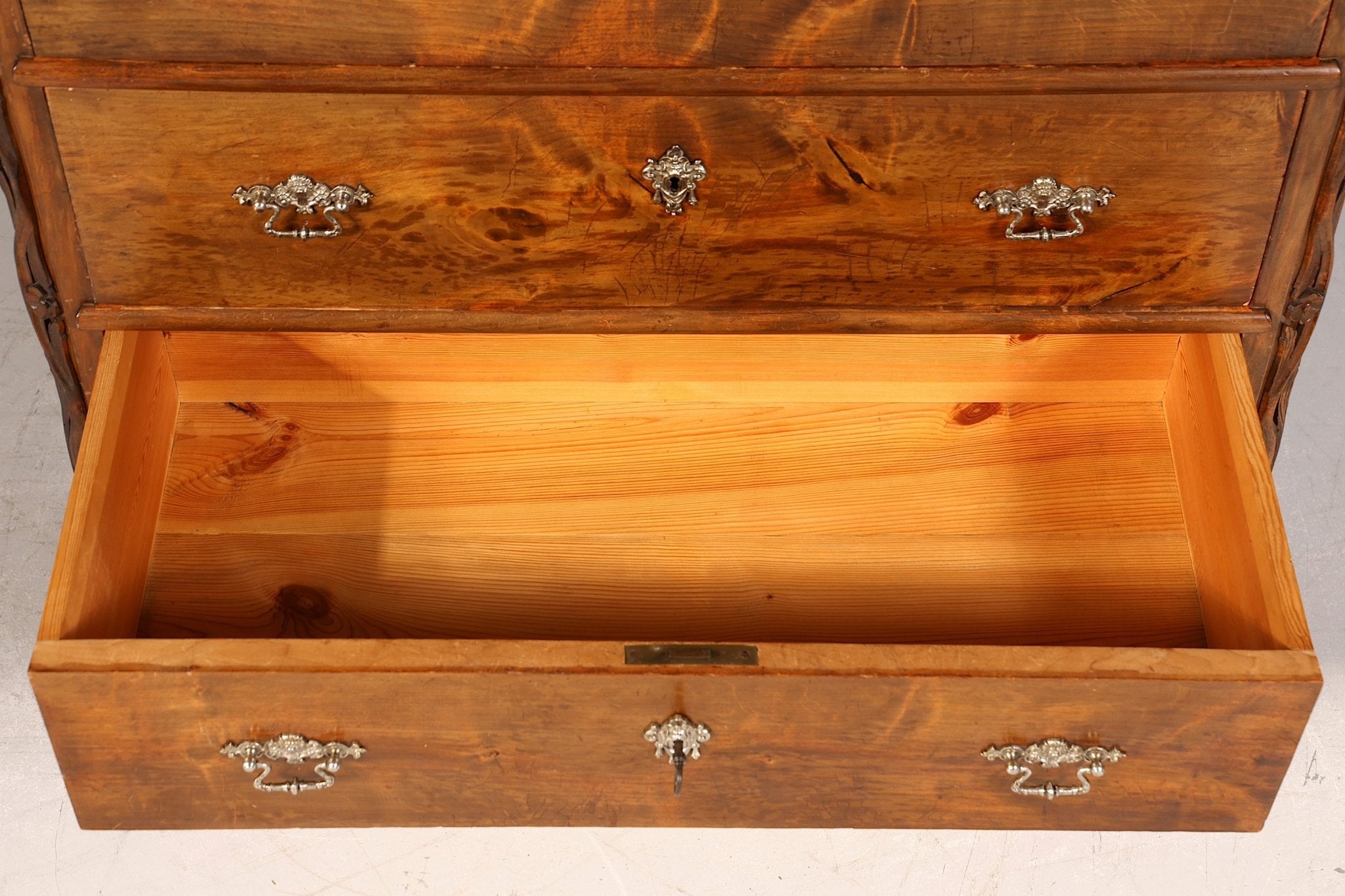 Wunderschöne Gründerzeit Kommode Louis Philippe Nussbaum Sideboard um 1880 Schnitzerei Schubladenkommode