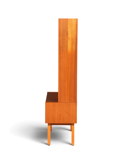 Hauptstadt Möblerei Mid Century Regal im Danish Design aus Holz in Seitenansicht mit schlanken Beinen