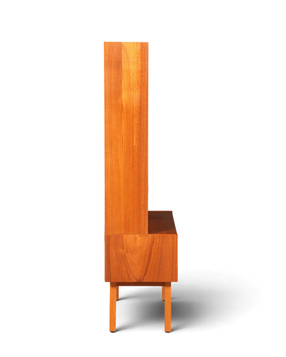 Hauptstadt Möblerei Mid Century Regal im Danish Design aus Holz mit schmaler Seitenansicht und hohen Beinen